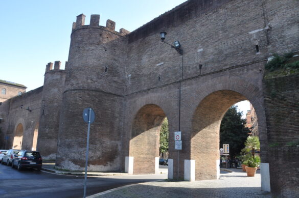 You can also see small sections of the Roman walls as you pass Piazza Magnanapoli just above Trajan’s Forum